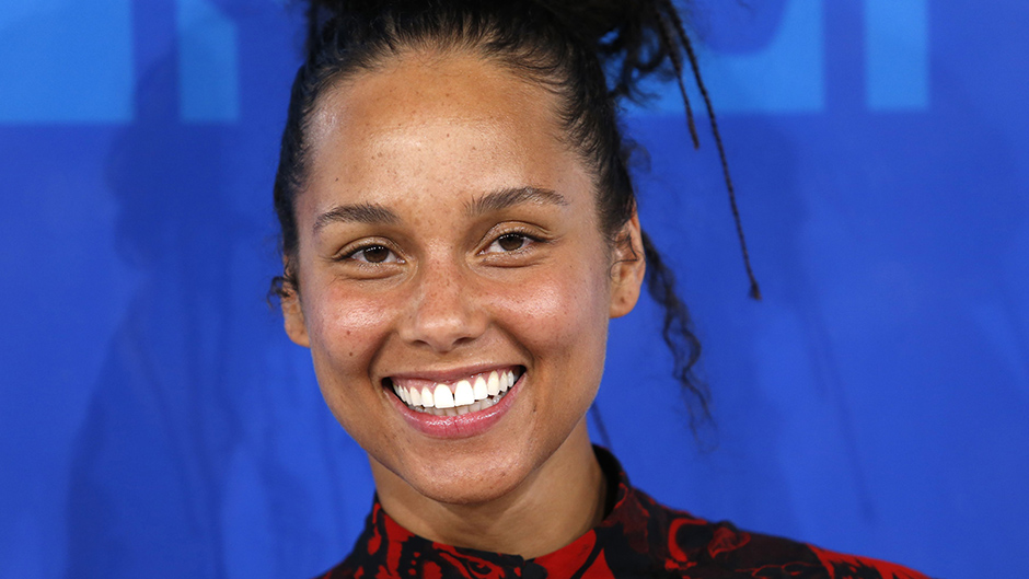 Musician Alicia Keys arrives at the 2016 MTV Video Music Awards in New York, U.S., August 28, 2016. REUTERS/Eduardo Munoz