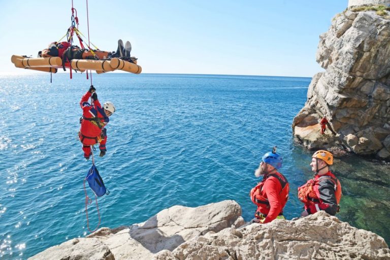 Povodom 70. rođendana, HGSS će Dubrovčane spuštati užetom niz zvonaru Luža