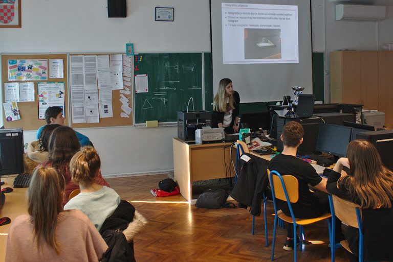 Učenici saznali što su hologrami i kako ih napraviti