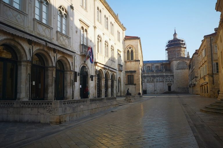 Poništen javni natječaj za davanje u zakup javnih površina na Gundulićevoj poljani