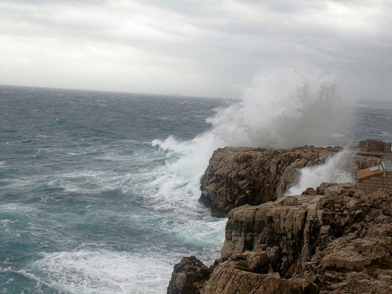 DANAS JAKO I OLUJNO JUGO Obilna kiša i moguće poplave