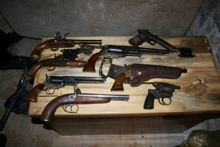 STON Policija u kući pronašla pištolje, revolvere, streljivo, bombe, ali i ostatke amfora