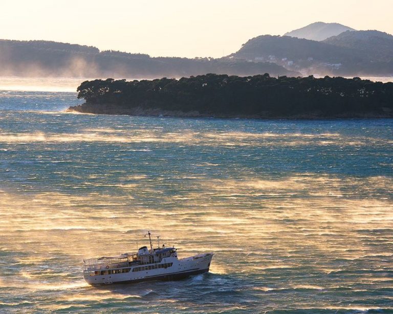 Prekinuta trajektna linija Sobra -Prapratno, Postira ne plovi, kamioni ne mogu na Korčulu