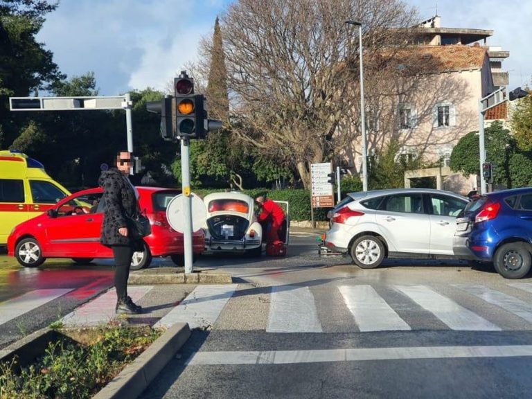 VOZAČI OPREZ Prometna nesreća na semaforima u Lapadu