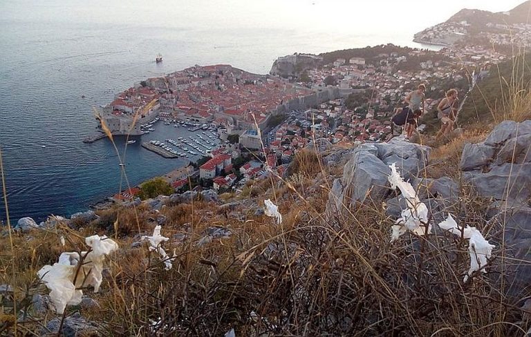 LJUTITA Dubrovkinja poziva sve one koji bacaju smeće po Srđu, da dođu po njega!