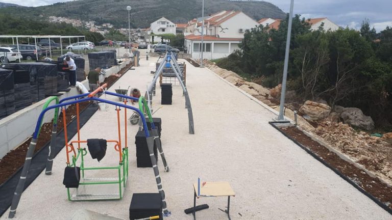 VAŽNO UPOZORENJE Devastirani strujni ormarići na igralištu za djecu na Glavici Babinog kuka