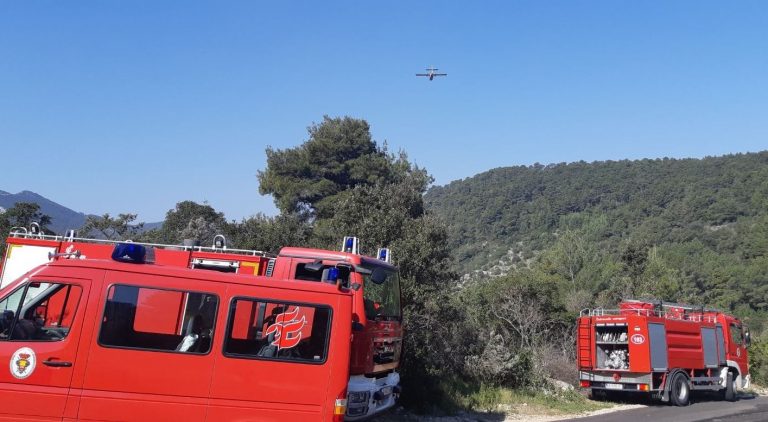 POŽAR U SMOKVICI UZROKOVAN NEOPREZNIM SPALJIVANJEM: Na terenu 90 vatrogasaca, najproblematičniji sjeverni dio požarišta