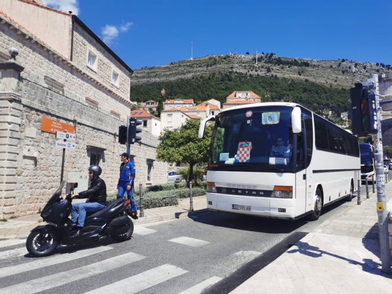 Dubrovački autobuseri održali mirni prosvjed, trubljenjem zatražili produženje moratorija i odgodu leasinga