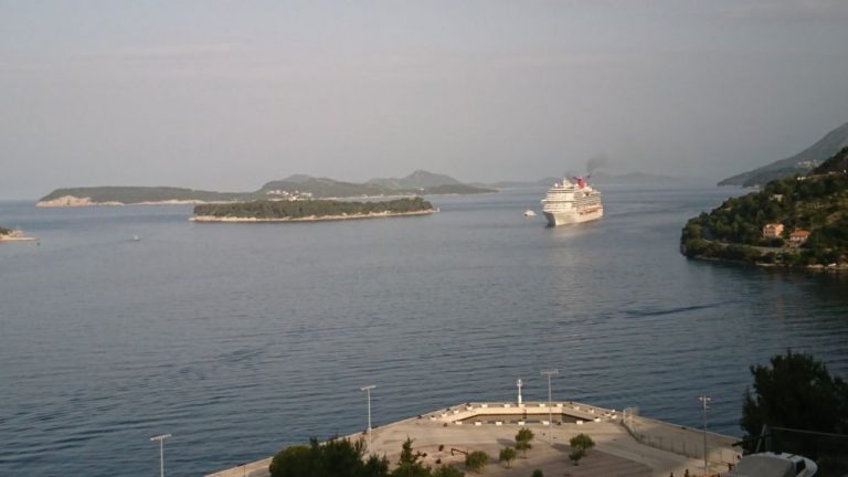 STIGAO KRUZER S POMORCIMA, MEĐU NJIMA JE I JEDAN DUBROVČANIN: neki će prema granici, a neki na zračnu luku