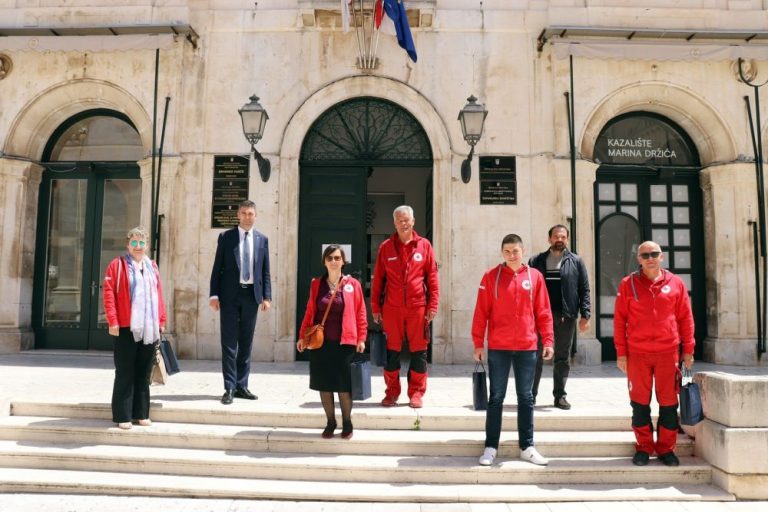 Volonteri gradskog Crvenog križa na prijemu kod gradonačelnika