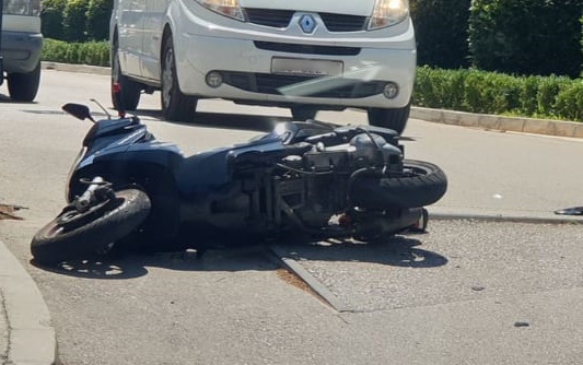 DETALJI TEŠKE NESREĆE: Motociklist je prešao u suprotnu traku, udario u brdo i preminuo na mjestu događaja