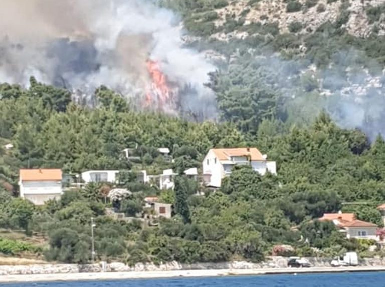 POŽAR JOŠ NIJE LOKALIZIRAN Simović: Sve snage ostaju na požarištu