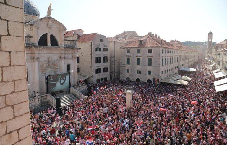 NA DANAŠNJI DAN PRIJE DVIJE GODINE: Dubrovnik slavi srebro vatrenih – Stradun gori!