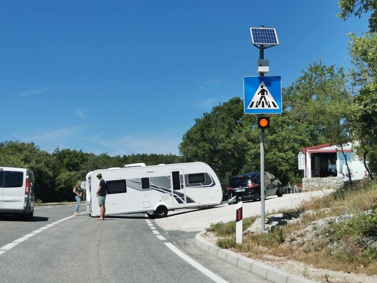OPREZ VOZAČI: “Nasukali” se na uzbrdici u Dolima