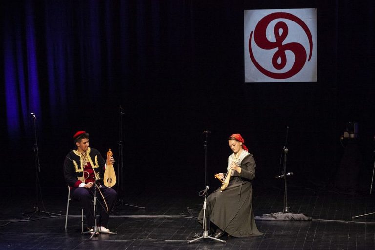 Nikoleta Kovačić  i Nikola Menalo – lijeričarski “dvoboj” DNŽ na smotri folklora u Zagrebu