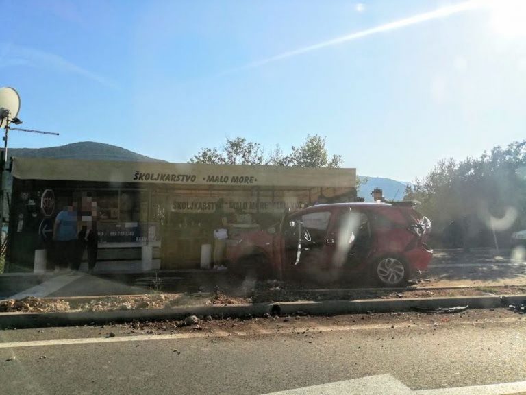 VOZAČI OPREZ Prometna nesreća u Zaton Dolima, automobil se zaustavio netom prije kioska “Malo more”