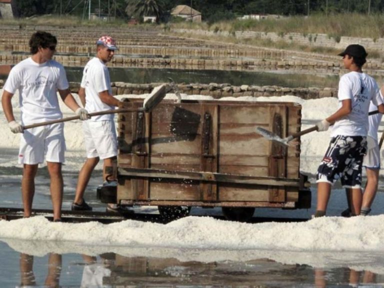 OČI UPRTE U NEBO IZNAD STONA: kiša otopila 80 tona soli