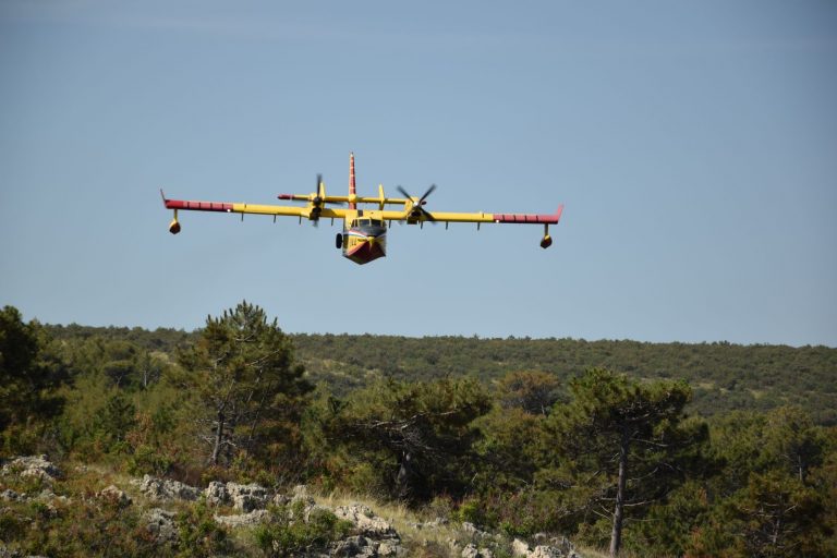 Canadairi angažirani u gašenju požara kod Metkovića