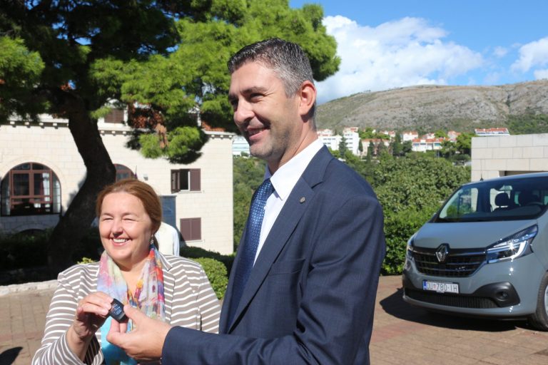 Franković uručio ključeve novog Renaulta ravnateljici Caritasa Sanji Šanje