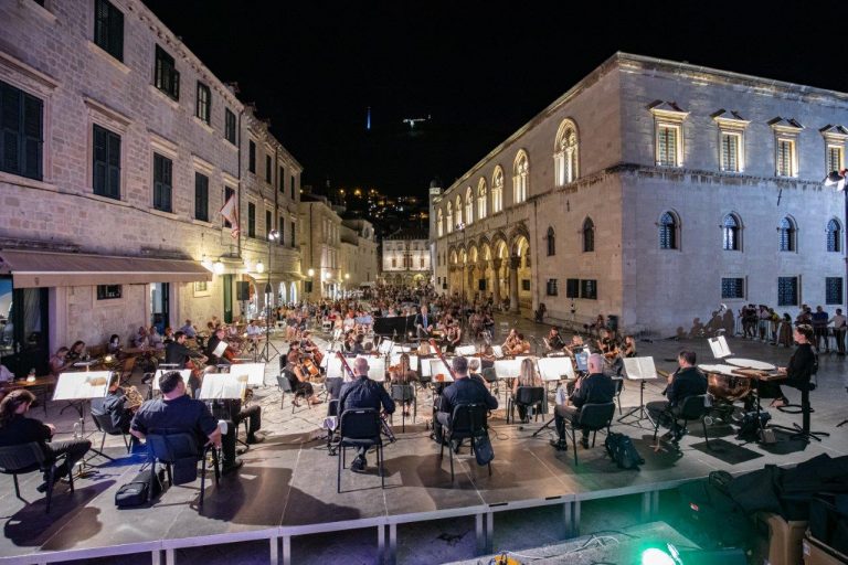 8. “POZNO LJETO” Beethovenove simfonije u petak ispred Katedrale