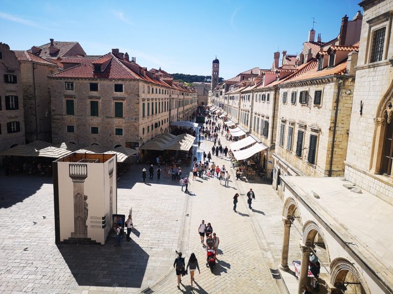 Gradonačelnik uputio Gradskom vijeću novu Odluku o komunalnom redu – na Stradunu samo elektrovučna vozila i karići