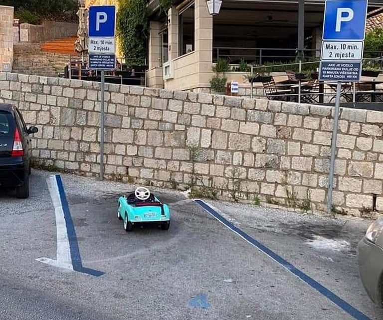 Parking na Pločama – plavi kabriolet zaustavio se na 10 minuta
