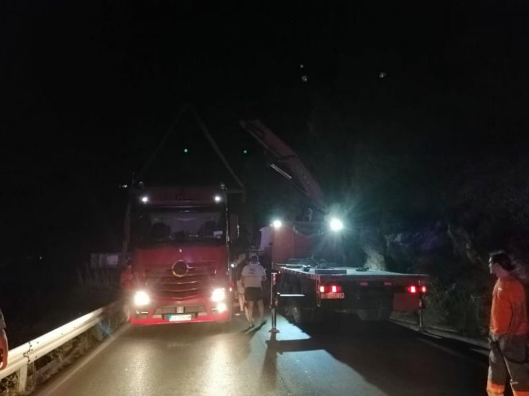 Prikolica se otkačila s kamiona kraj skretanja za Bosanku i 30 metara klizala cestom puna tereta