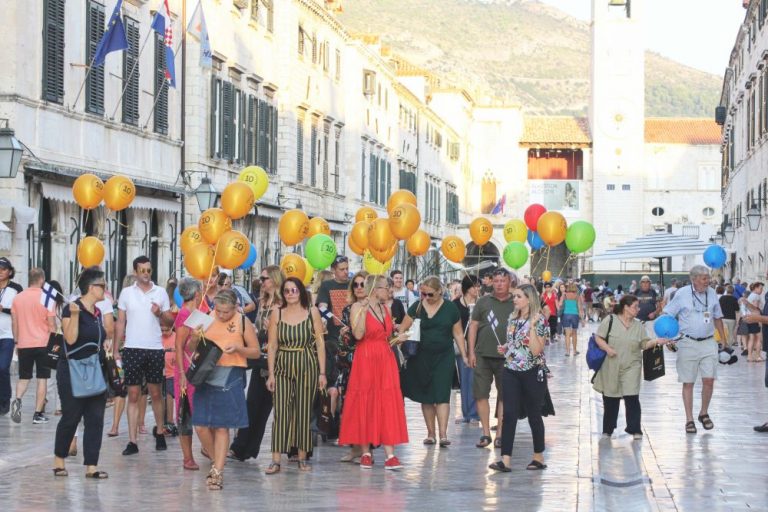 WOMEN’S BANK WALK Tradicionalni hod za žene humanitarnog karaktera ove nedjelje i na Stradunu