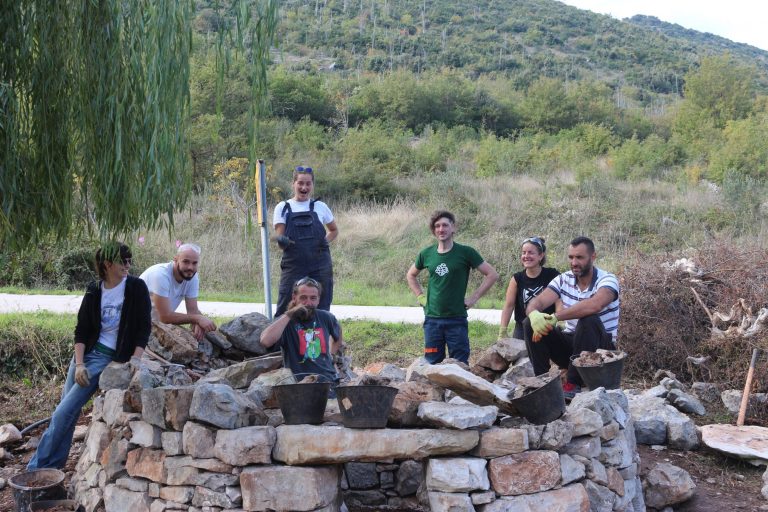 SIMBOL TEŽAČKOG ŽIVOTA KONAVLJANA: volonteri su podigli i treću kućericu, između vrbe i lokve na Pločicama