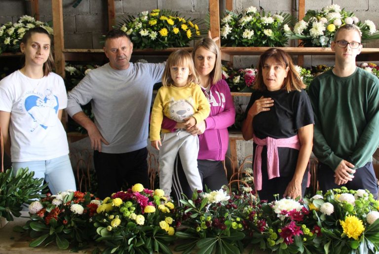 Obitelj Kovačić iz Komolca nastavlja tradiciju uzgoja cvijeća – to je kao dugoročna štednja, ulažeš pomalo i u nekoliko dana sve se vrati