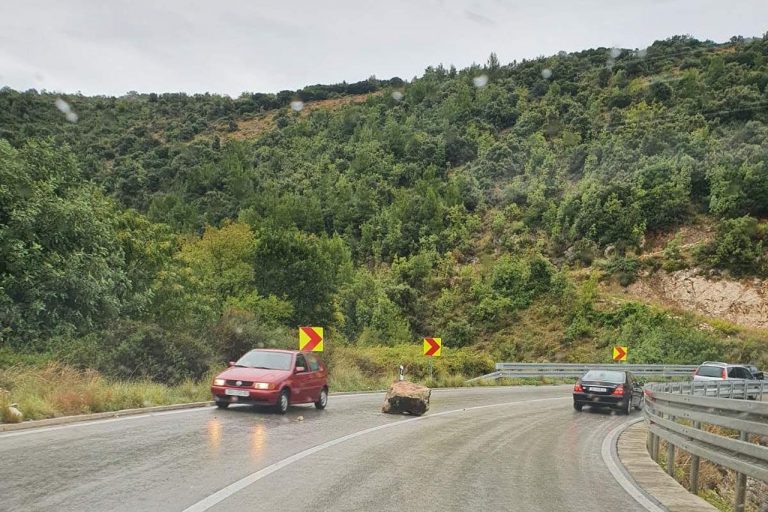 VOZAČI OPREZ: Odron na magistrali u Vrbici