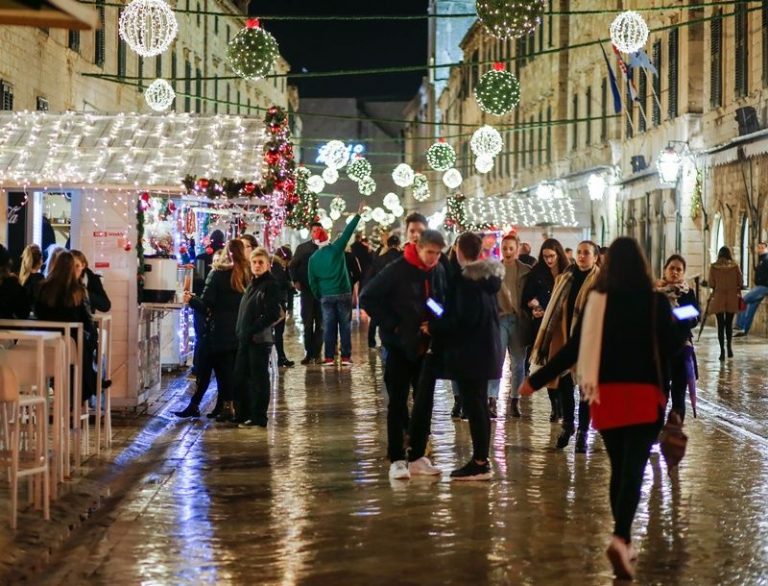 OTVORENE PONUDE: pet zainteresiranih za zimske kućice, od toga za dvije na Stradunu