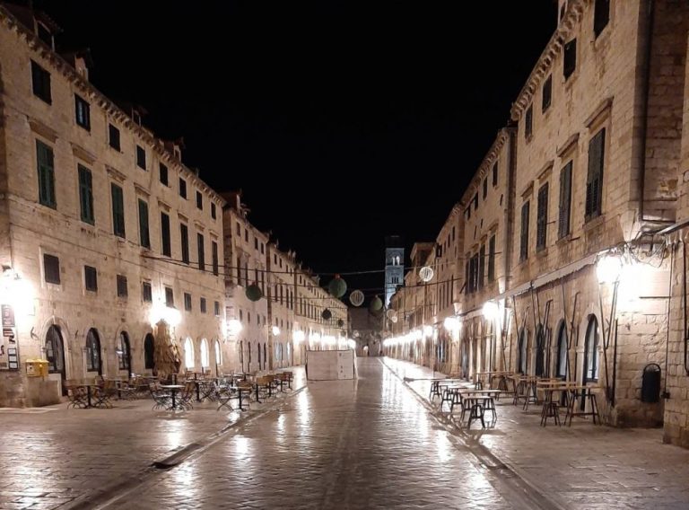 PRIVATNI SEKTOR: ako ima za božićnice i povećanje plaća u javnom sektoru, treba biti i za nas! Platite zatvaranje!