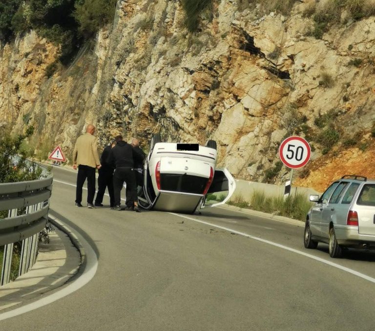 OPREZ VOZAČI: Auto se okrenulo na krov na magistrali u Zatonu