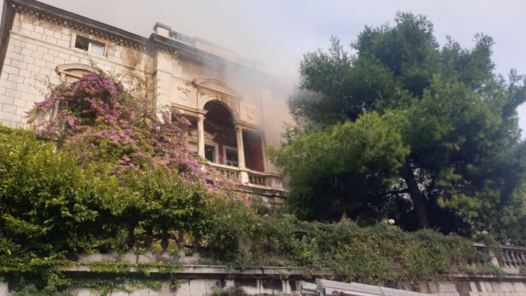 FOTO/VIDEO Gusti dim suklja iz Vile “Sunčanica” obitelji Kalauz, preko puta stare bolnice