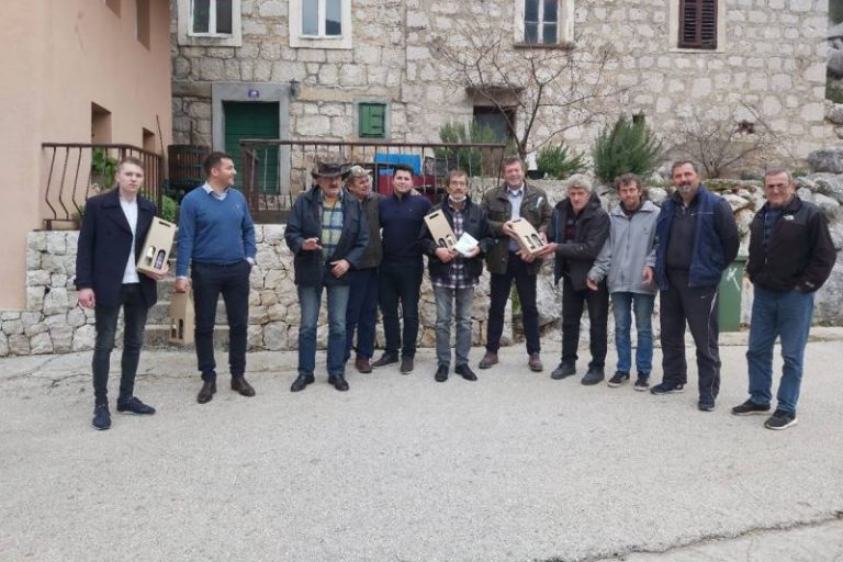 KONAVLE ZA KOKORIĆE Zamjenik Radonić sa Uskopljanima podijelio poklone i donacije mještanima Kokorića
