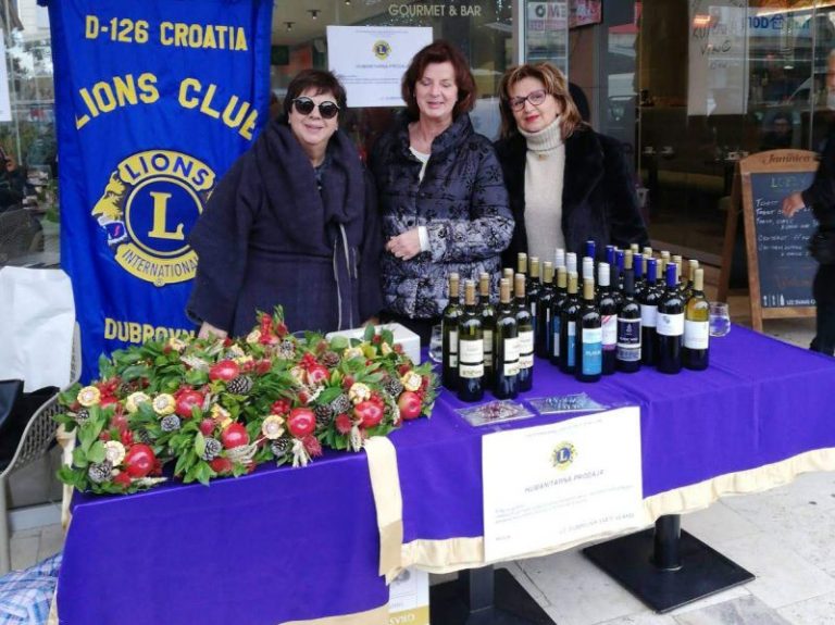 SRCE POD POVEĆALOM: boca vrhunskog vina i Božićni aranžman za dubrovačku gimnazijalku