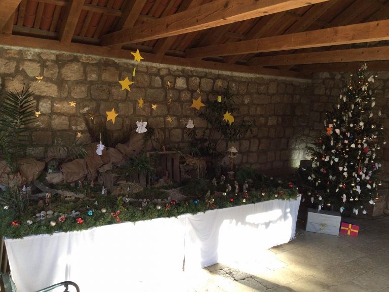 Božić u Šipanskoj Luci – mještani sami napravili jaslice i okitili bor ispred crkve sv. Antuna