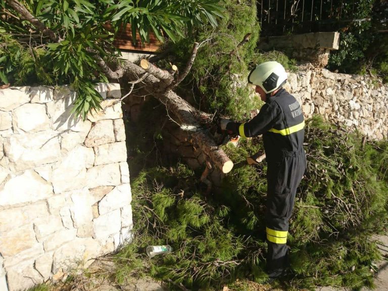 Dubrovački vatrogasci uklanjaju posljedice jučerašnjeg nevremena