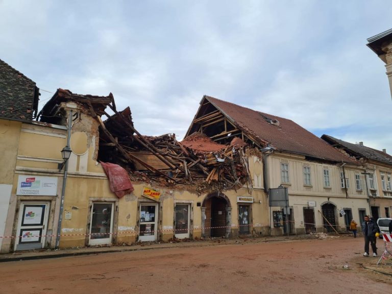 Tragedija u Petrinji: poginuo volonter,  pao s krova koji je sanirao