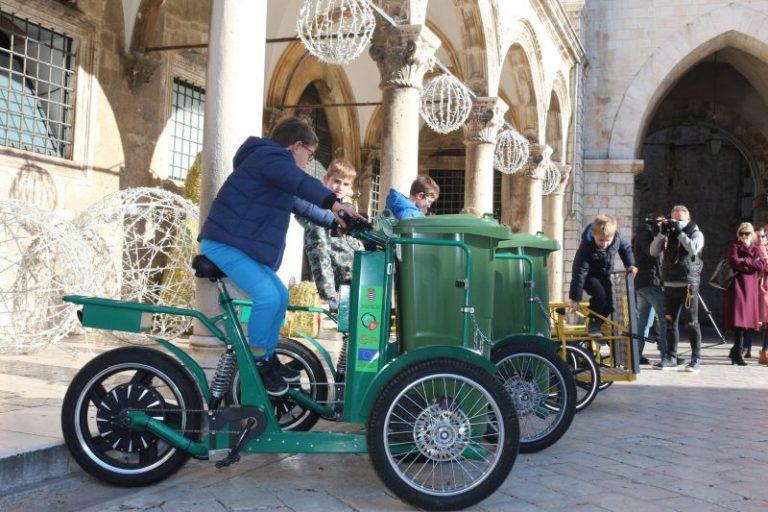 FOTO/ Stigli električni bicikli – pomoći će u radu Vrtlaru i Čistoći