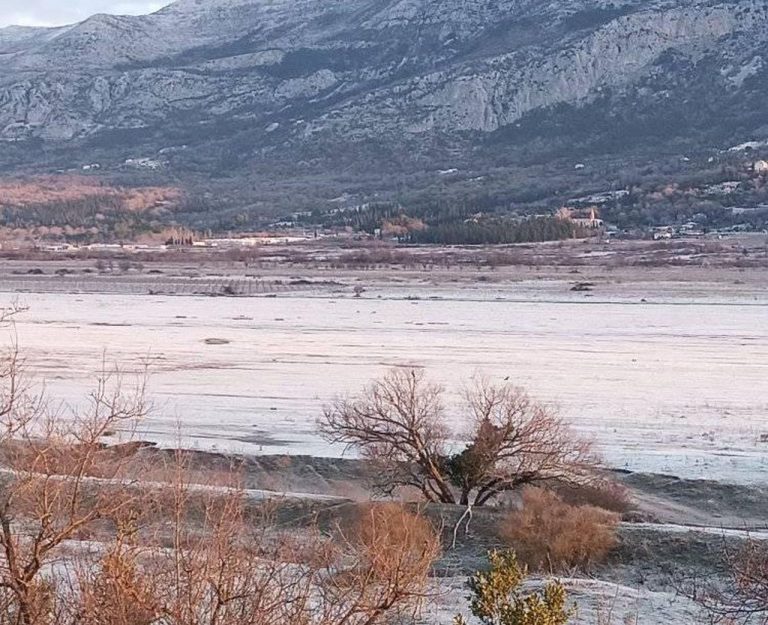 FOTO: Konavle je prekrio snijeg