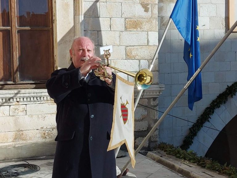 Od 1967. otvaranje Feste sv. Vlaha gleda “svisoka” – Slavenko Prizmić s istim uzbuđenjem i danas uzima  fanfaru u ruke i izlazi na taracu Sponze