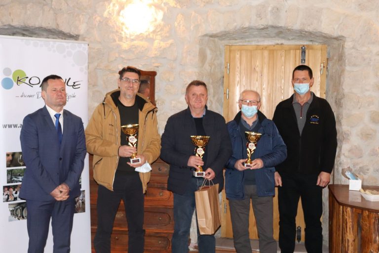 Pero Vuković osvojio je pehar za najbolju domaću kobasicu!