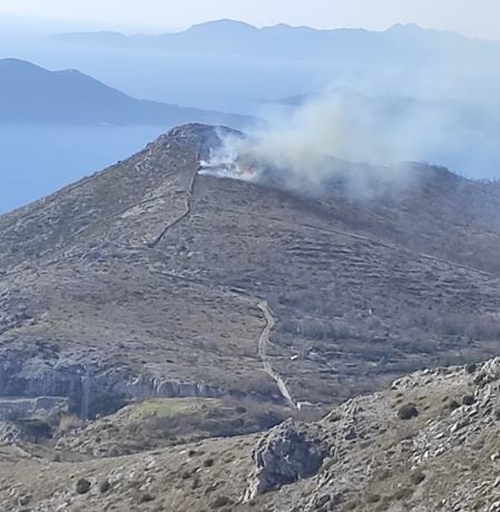 Lokaliziran požar poviše Močinjske špilje