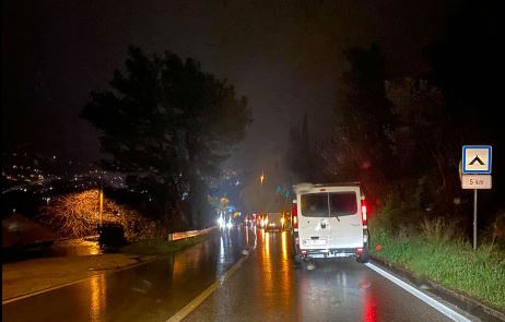 NESREĆA U KUPARIMA Jedna osoba ozlijeđena, automobil završio na krovu