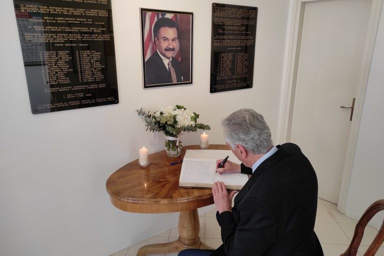 Župan Dobroslavić se upisao u knjigu žalosti u Memorijalnoj kući Rona Browna, održana i virtualna komemoracija