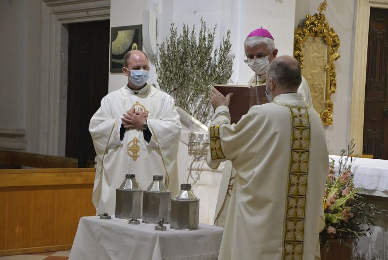 Mons. Uzinić na Misi posvete ulja u katedrali: Svećenici trebaju ljudima biti poput očeva i majki