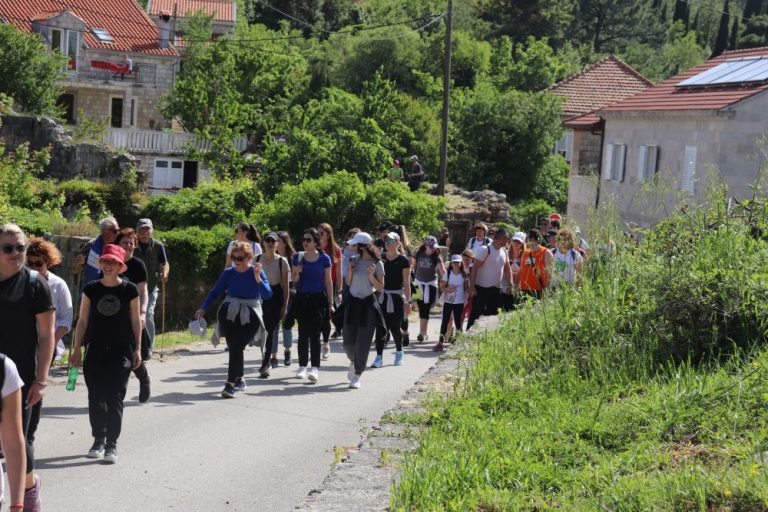 U nedjelju vođena pješačka tura Popovići-Komaji-Popovići