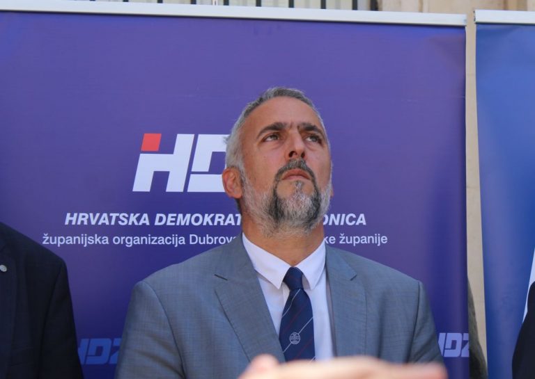 Oglasio se Knežić. Kako nikome nije palo na pamet da je za sramotnu objavu primorskog HDZ-a kriv facebook?